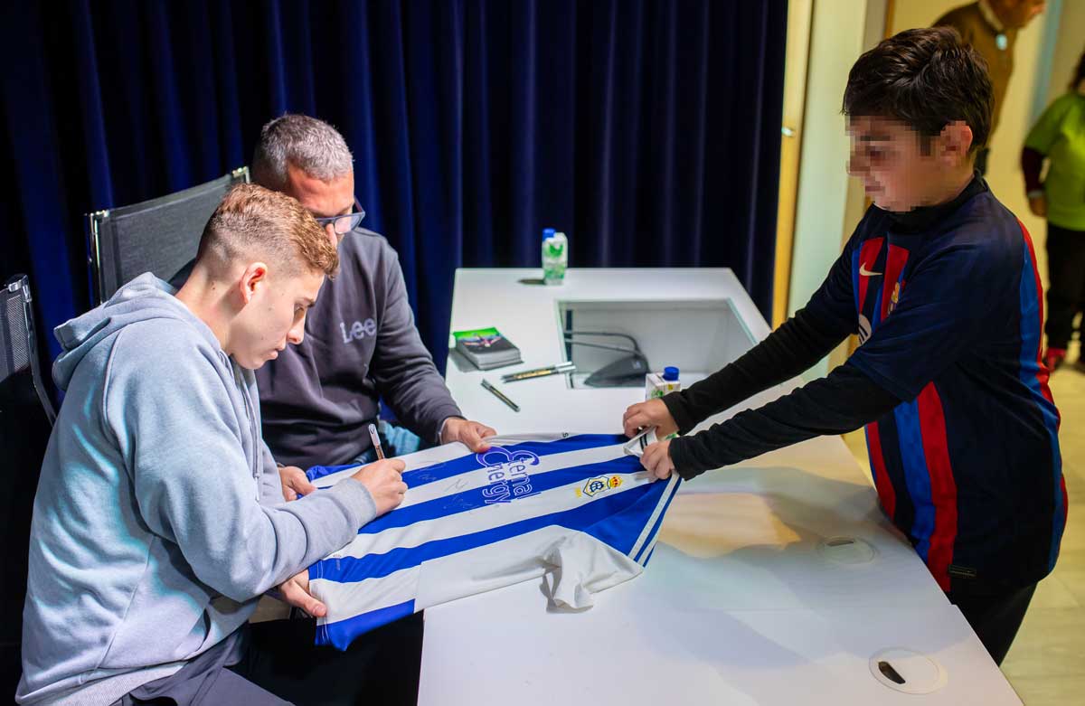 Las mejores imágenes de Fermín López con sus fans de Huelva