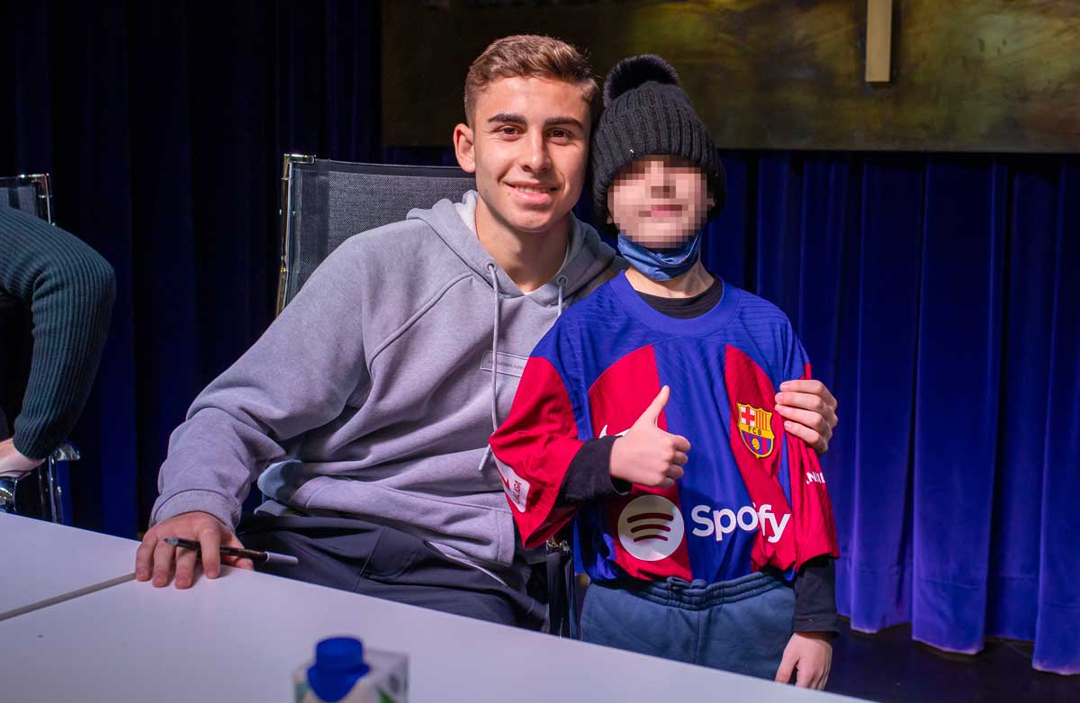 Las mejores imágenes de Fermín López con sus fans de Huelva