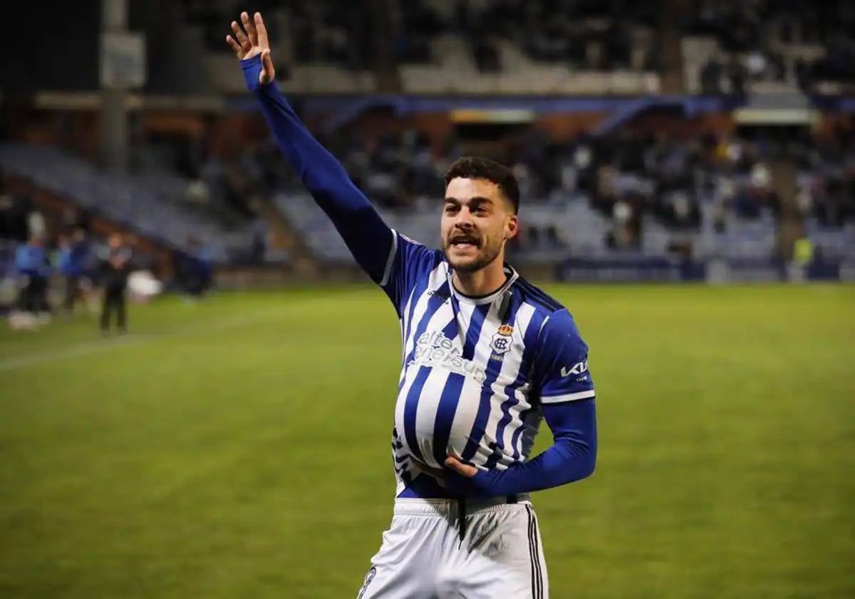 Luis Alcalde celebrando un gol en el Nuevo Colombino