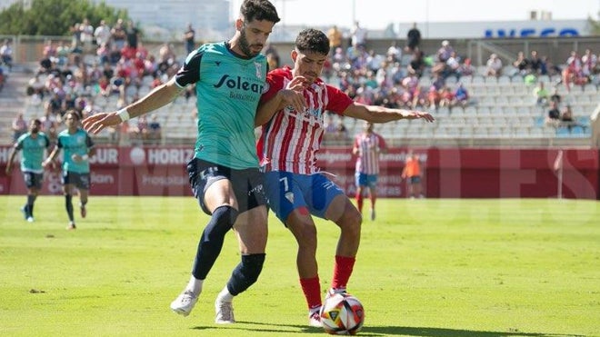 Zequi presionado por un rival en un encuentro de esta temporada