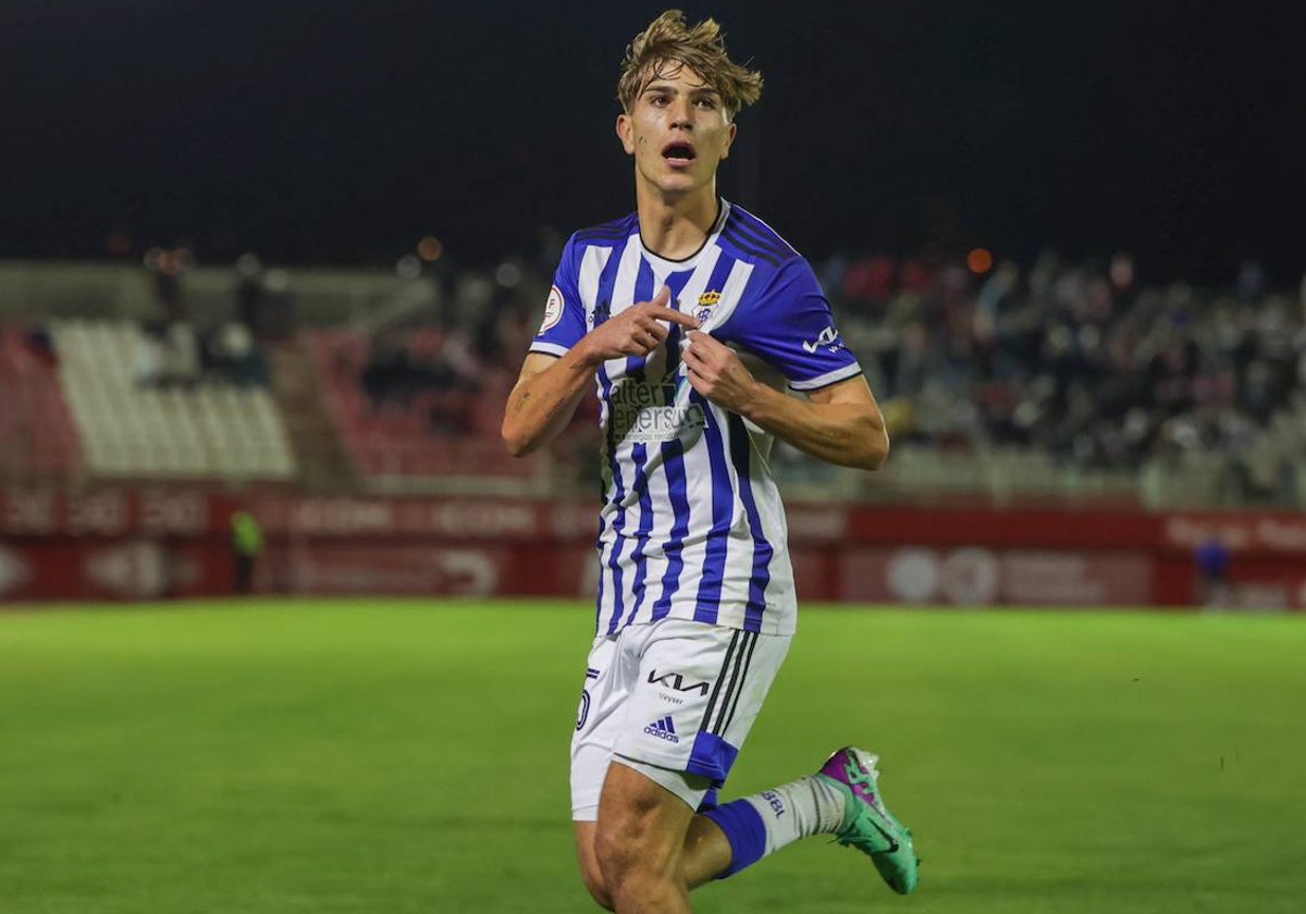 José Antonio de la Rosa se señala el escudo del Decano tras su golazo en Algeciras