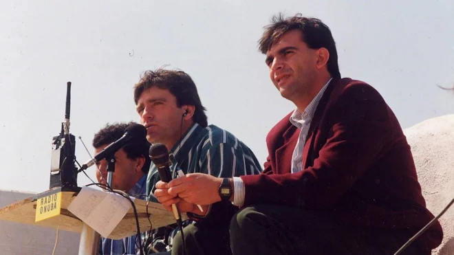 En el centro de la imagen narrando partidos en la década de los 90 junto a Nardy Lafuente (derecha)