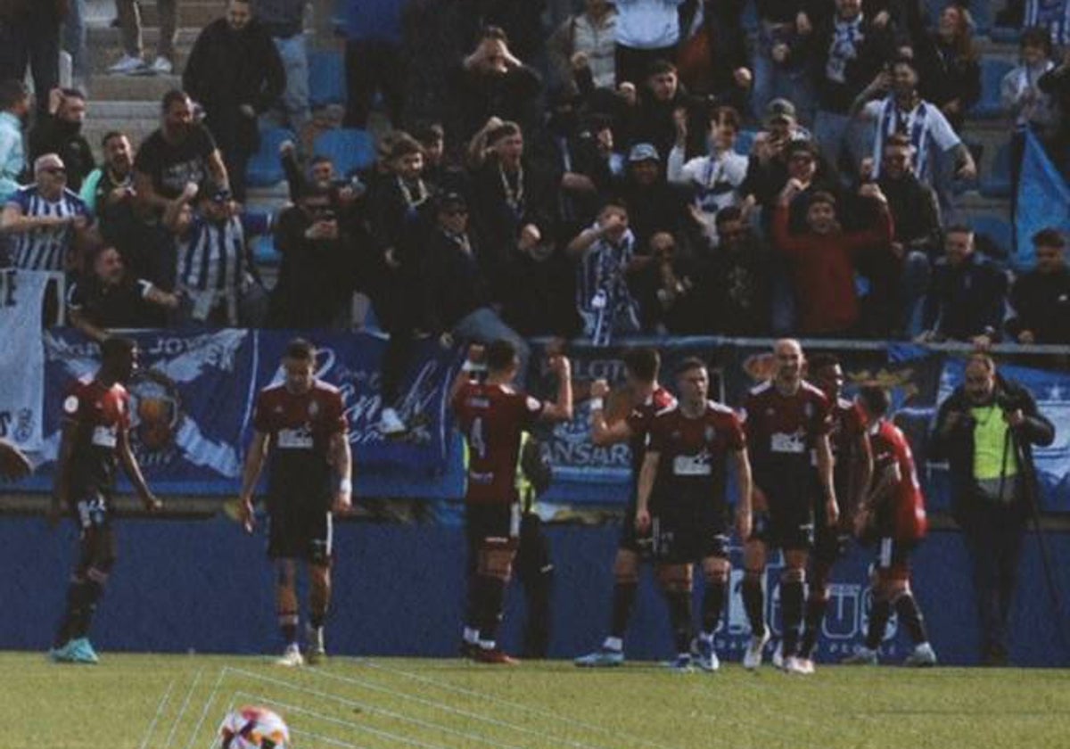 Jugadores del Decano tras la victoria ante el Atlético Baleares