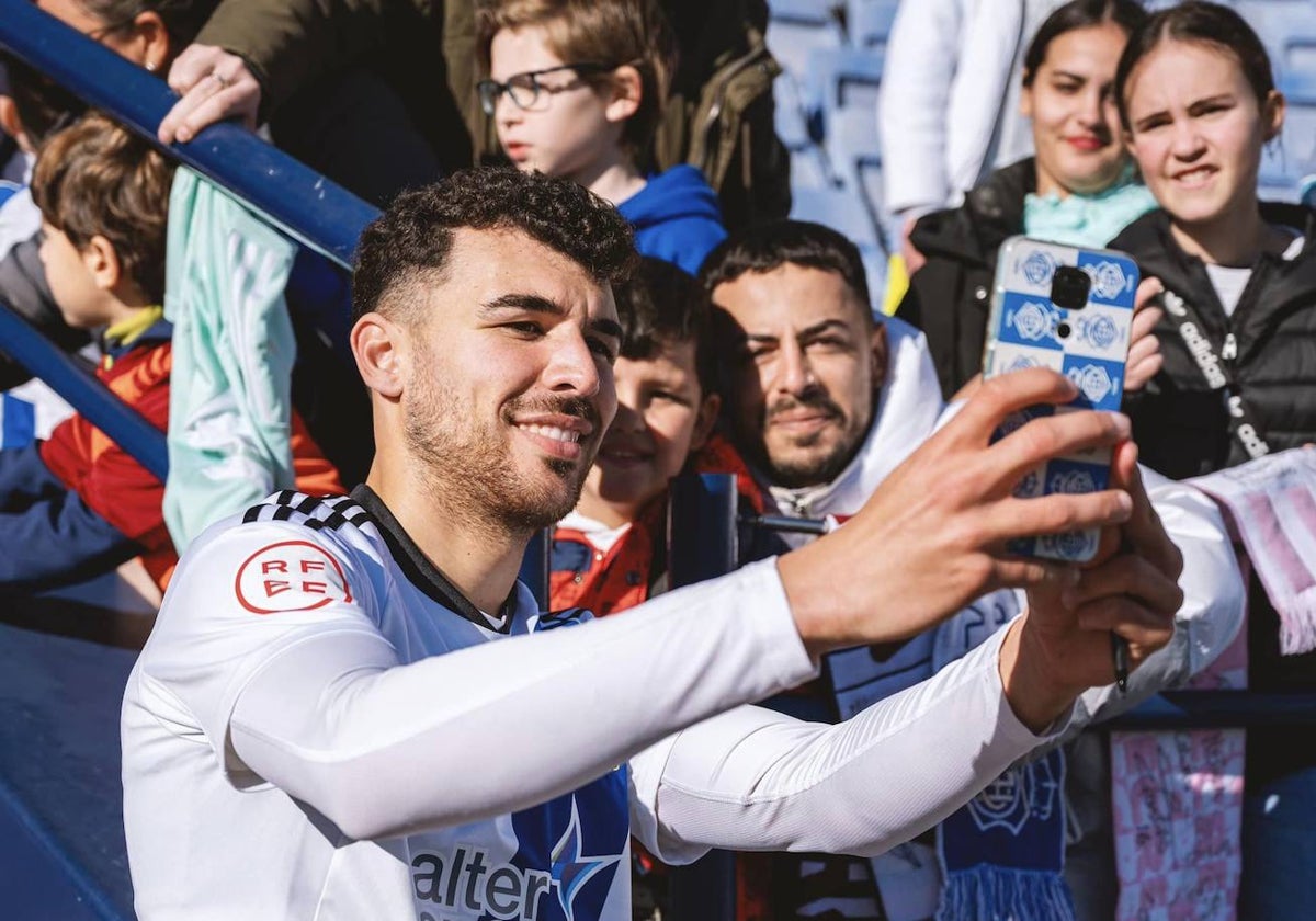 Rubén Serrano haciéndose un selfie con un joven aficionado en el Nuevo Colombino