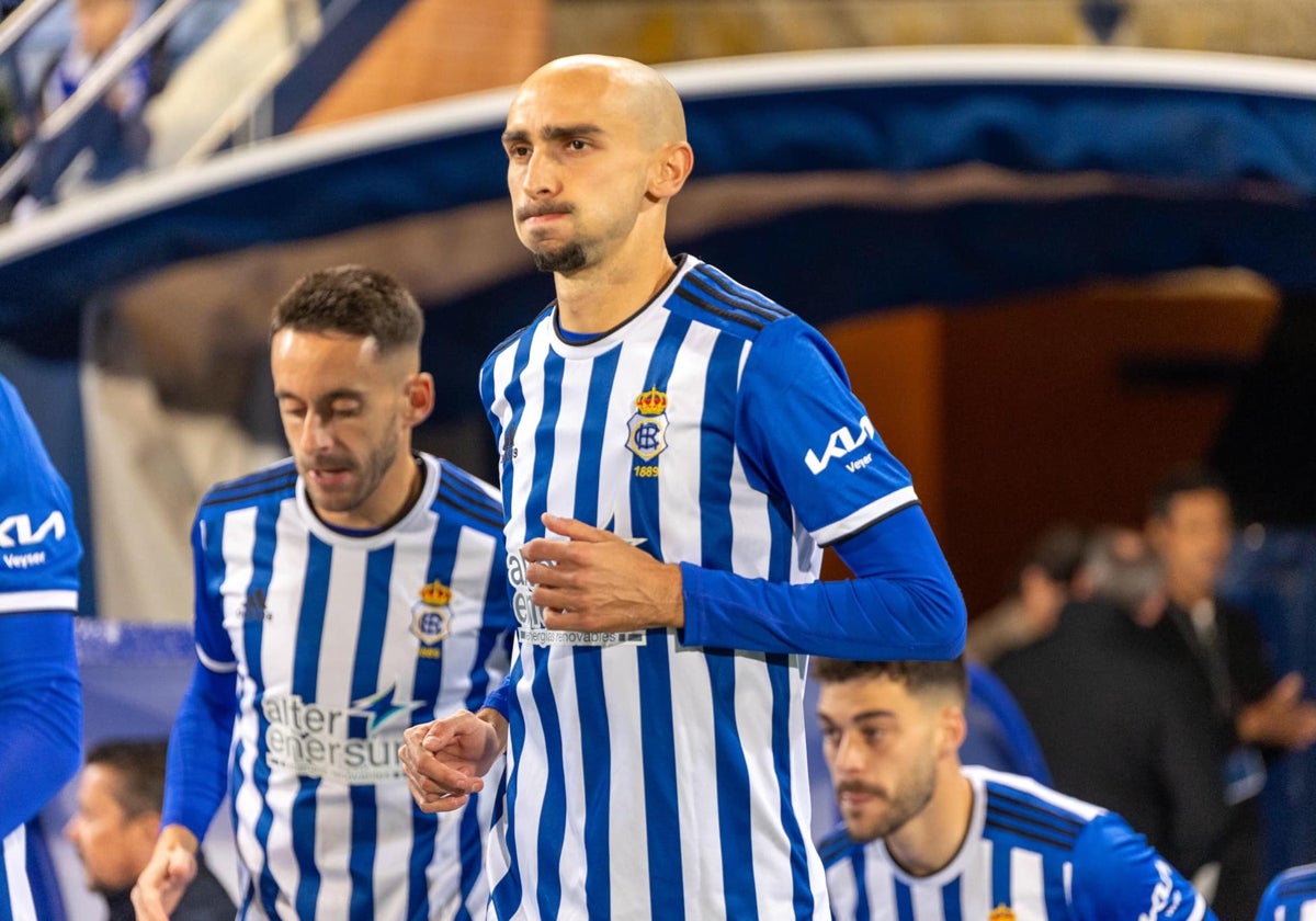 Gorka Iturraspe, saltando con el equipo al césped del Nuevo Colombino