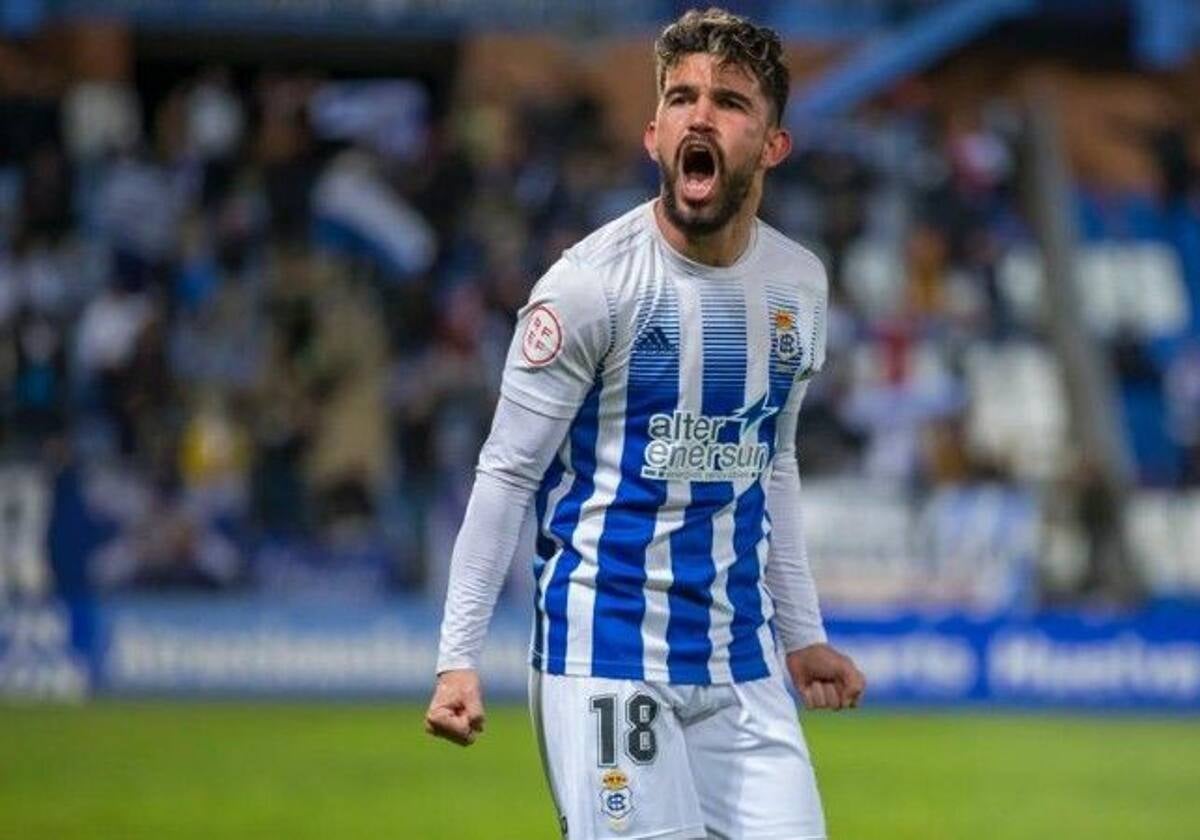 Adriá Arjona celebrando uno de los 12 goles que hizo en su etapa en el Recreativo