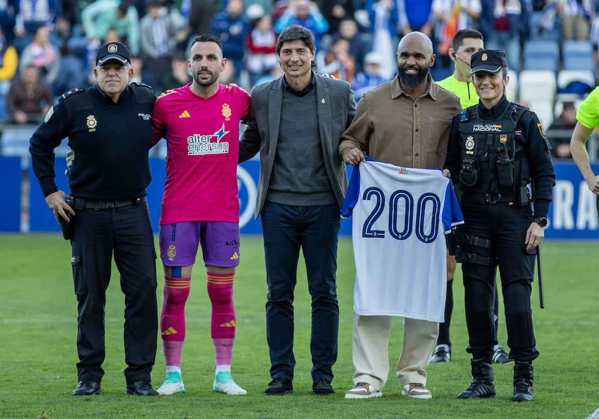 Sinama Pongolle y la Policía Nacional fueron homenajeados antes del pitido inicial