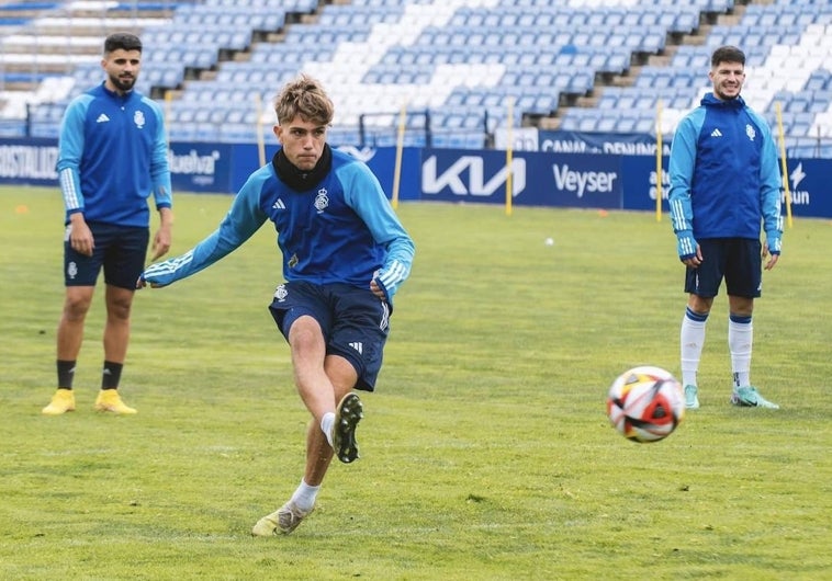 José Antonio de la Rosa rematando a puerta en un entrenamiento en el Colombino