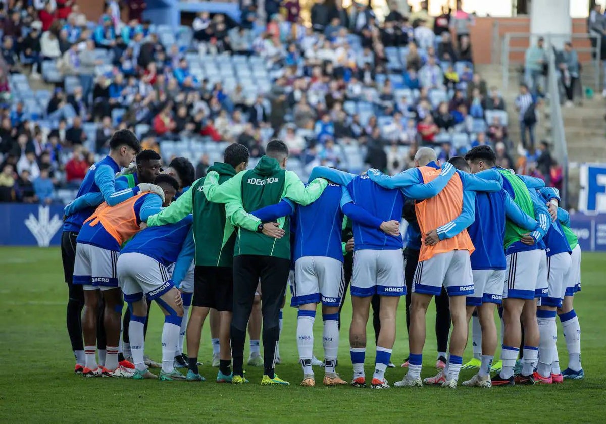 Los jugadores del Recreativo de Huelva forman una piña