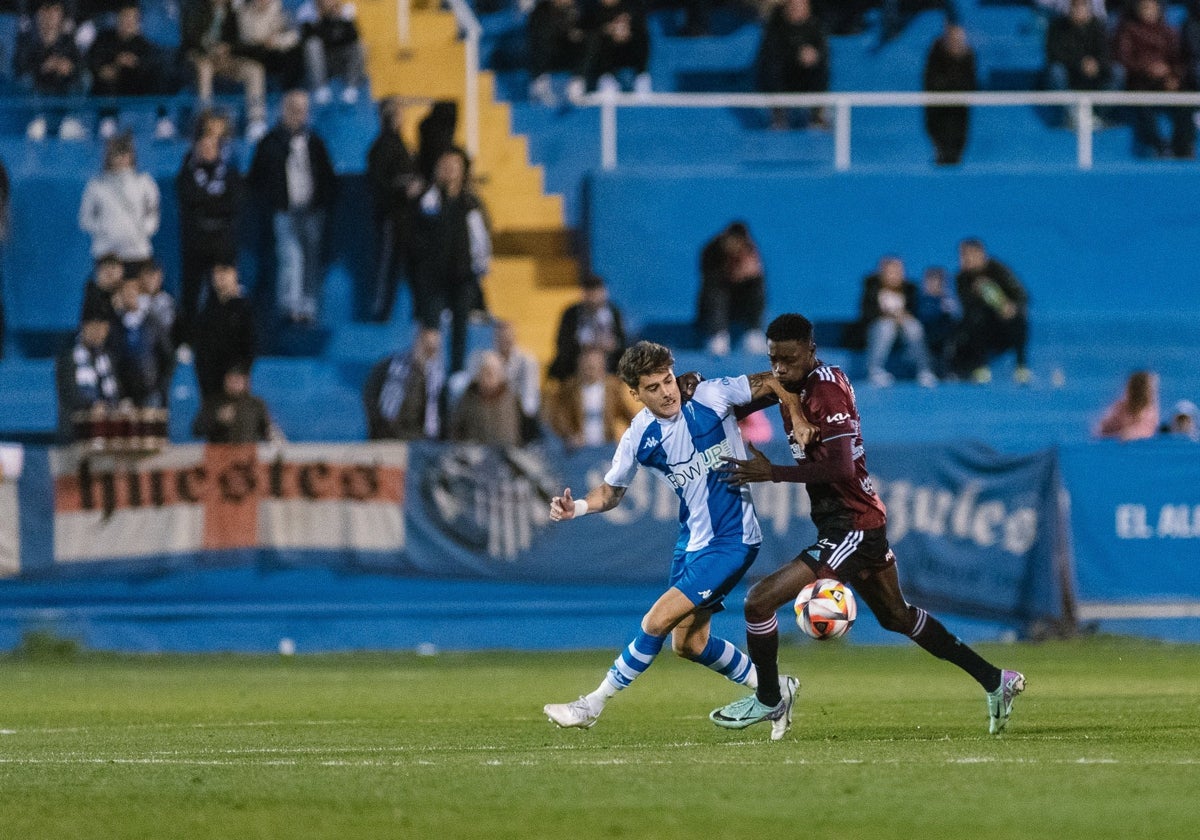 Rahim en un duelo del encuentro jugado por el Recreativo en Alcoy