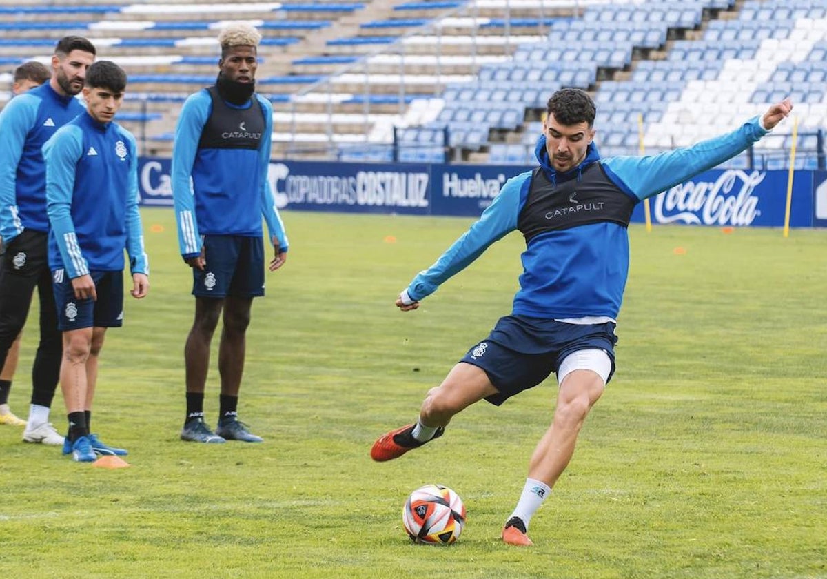 Rubén Serrano golpeando el balón en un entrenamiento en el Nuevo Colombino
