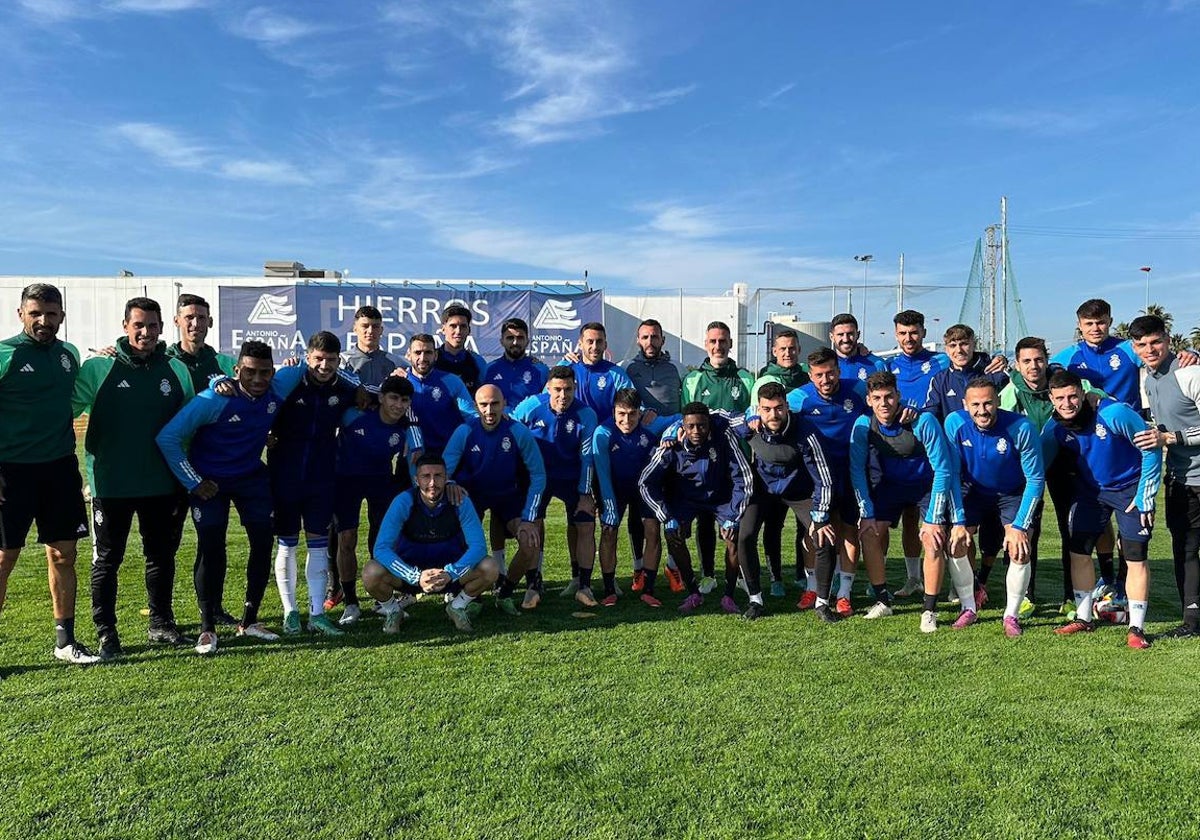 La plantilla y el cuerpo técnico del Recreativo después del entrenamiento del viernes