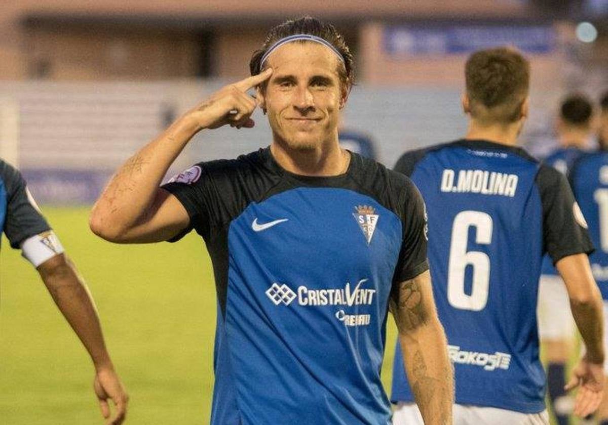 Dani Aquino celebrando uno de los siete goles que ha marcado esta temporada, con Dani Molina detrás