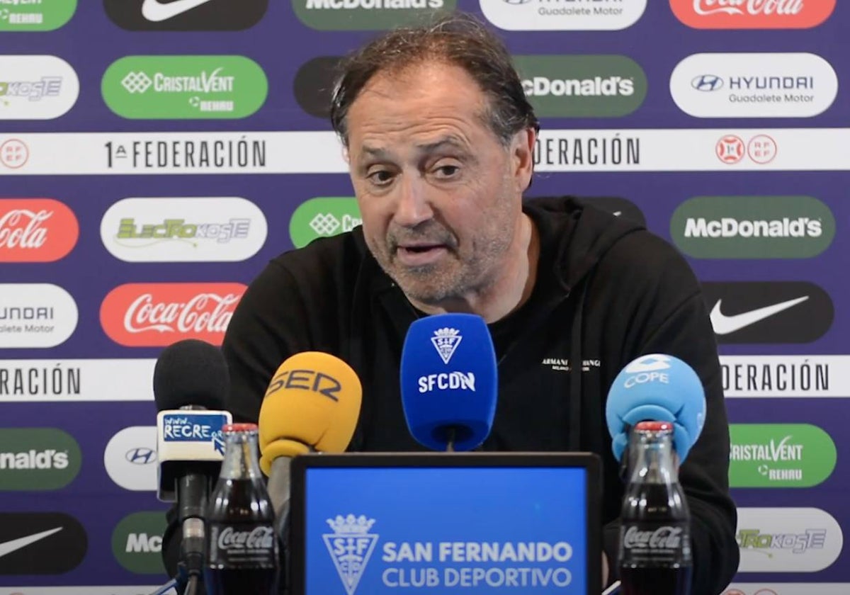 Alfredo Santaelena, técnico del San Fernando, analiza el duelo ante el Recreativo