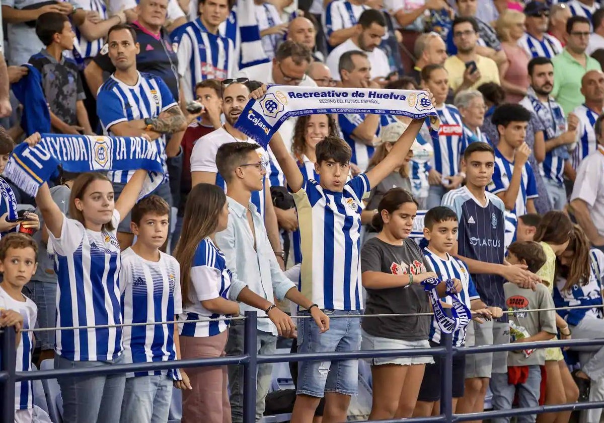 Aficionados del Recreativo en la grada en el choque ante el Málaga de la ida en el Colombino