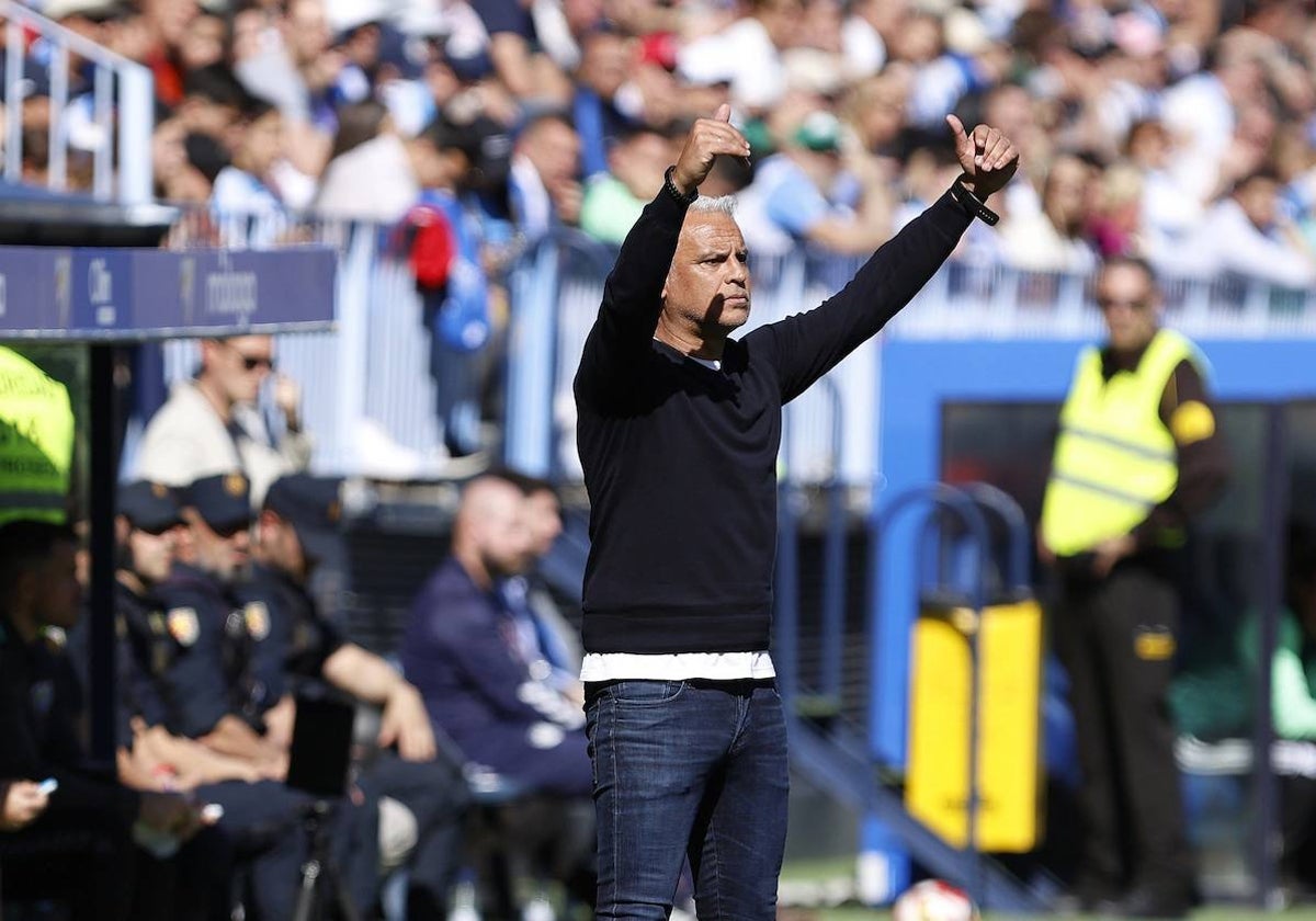 Sergio Pellicer, entrenador del Málaga, dando instrucciones desde la banda