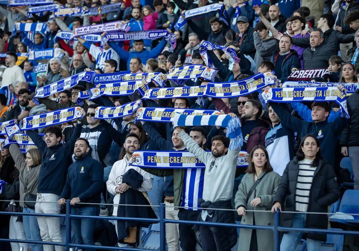 La afición del Recreativo en la grada durante el partido frente al Córdoba en el Nuevo Colombino