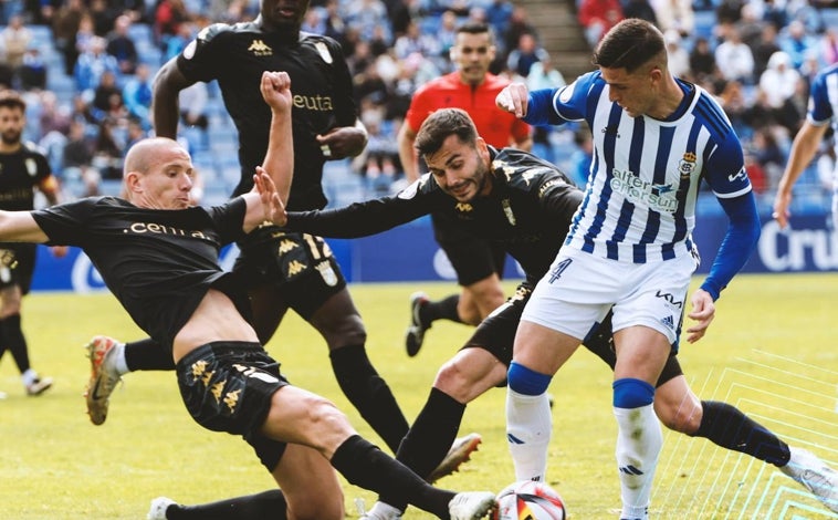Imagen principal - El Recreativo marca terreno ante el Ceuta (2-1)