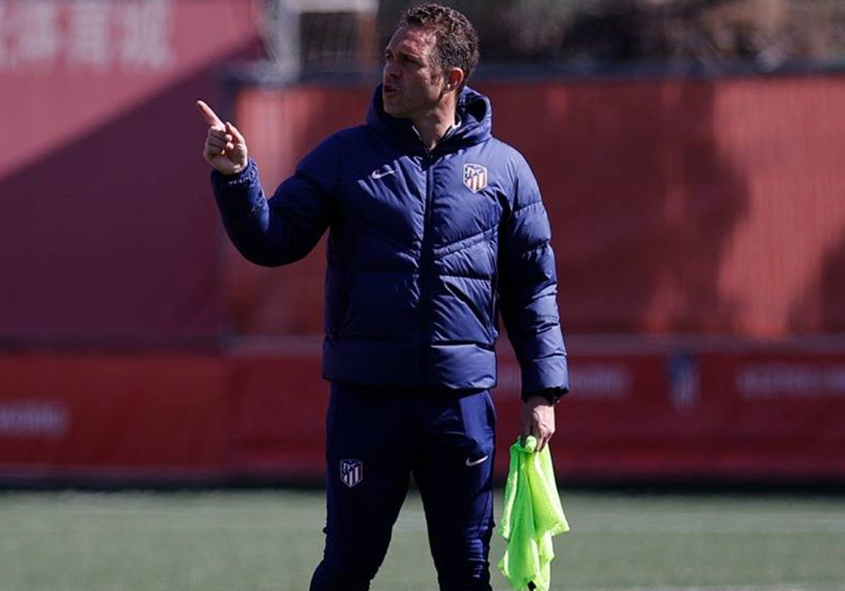 Luis García Tevenet, entrenador del Atlético de Madrid B, en un entrenamiento