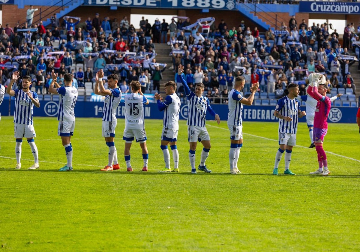 Jugadores del Decano saluda a la afición en el Nuevo Colombino