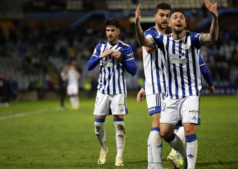 Imagen secundaria 1 - Diferentes imágenes de la celebración del 1-0 por parte de los jugadores del Decano