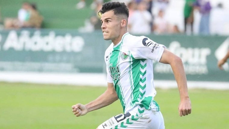 El futbolista del Antequera ha sido titular en las 27 jornadas de liga disputadas hasta la fecha