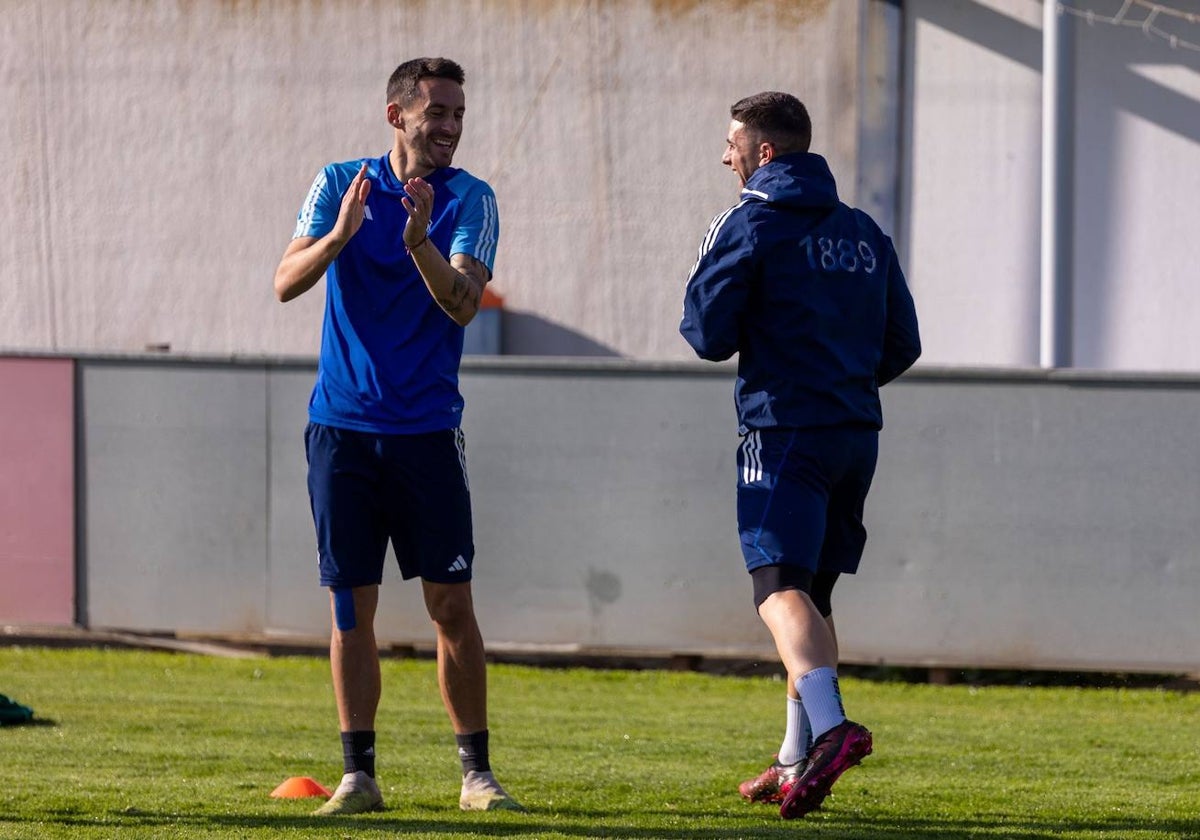 Iago Díaz bromeando con David del Pozo durante un entrenamiento