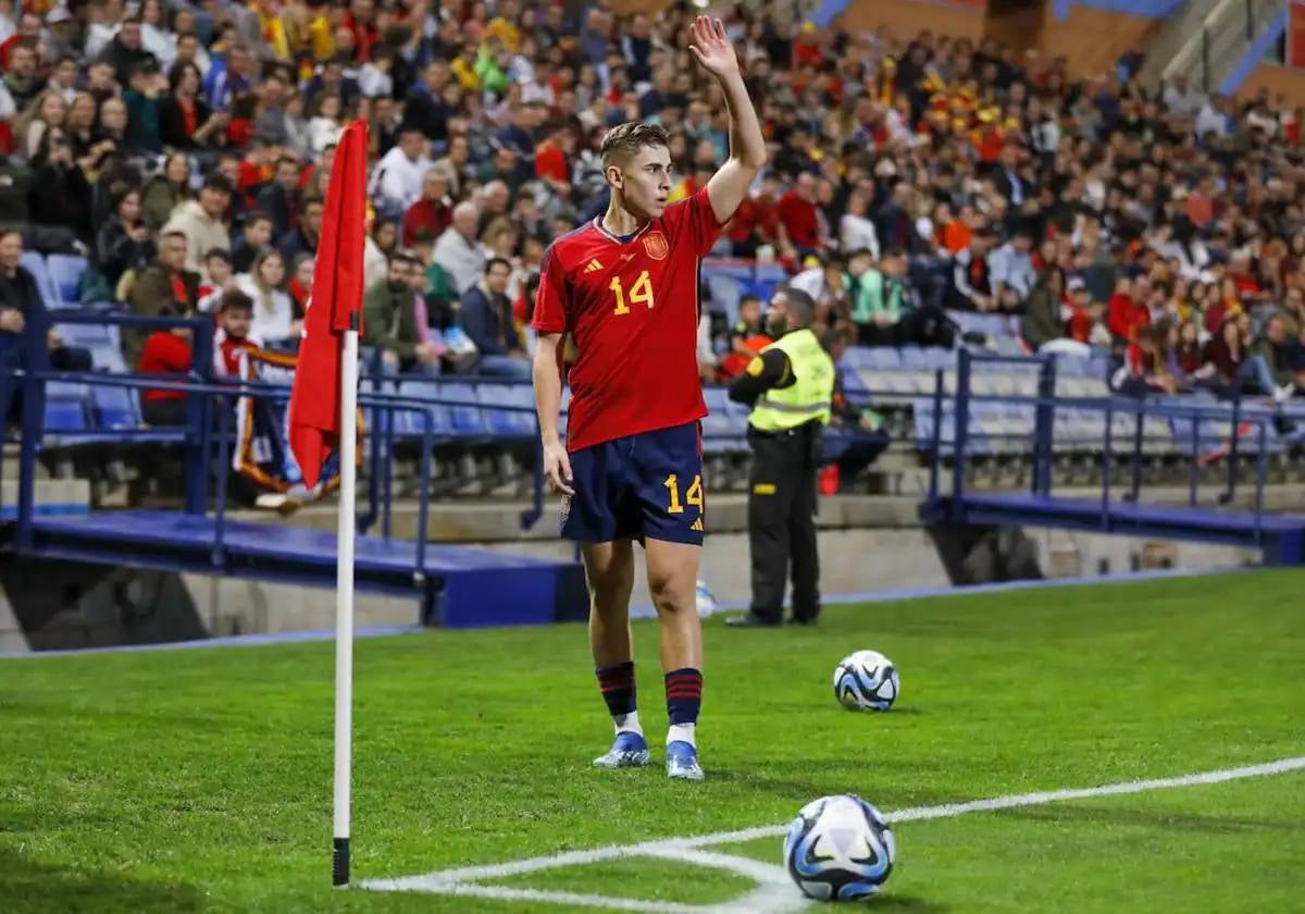 Fermín saca un córner en el encuentro jugado por la Sub 21 en el Nuevo Colombino