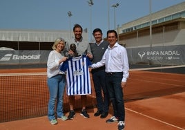 Rafa Nadal recibe en su academia el Premio WAM del Recreativo