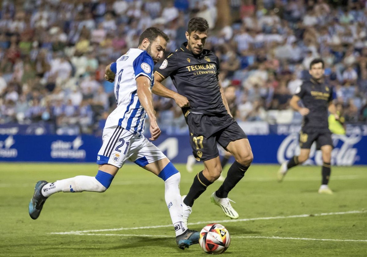 El lateral Antoñito durante el Recreativo-Castellón de la primera vuelta liguera