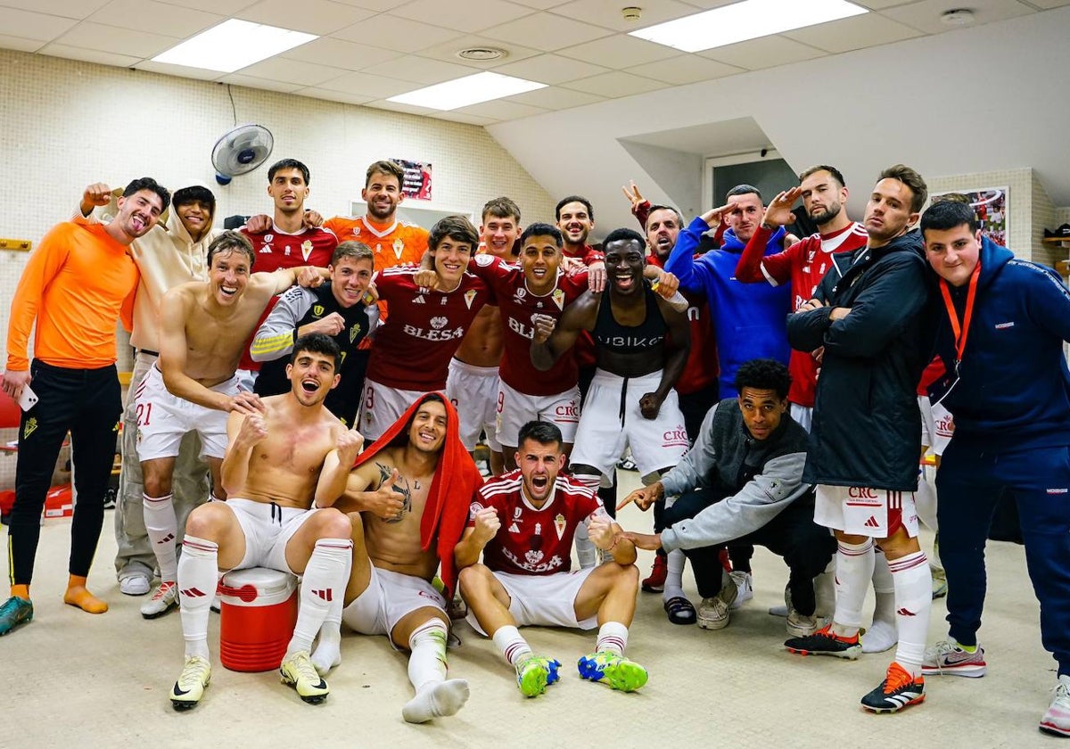 Los jugadores del Real Murcia celebraron su sufrida victoria del pasado domingo con el filial del Granada