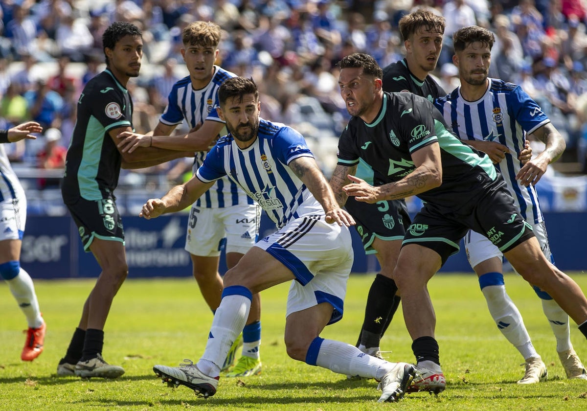 Marcajes en una jugada a balón prado del Recreativo de Huelva- Atlético Baleares