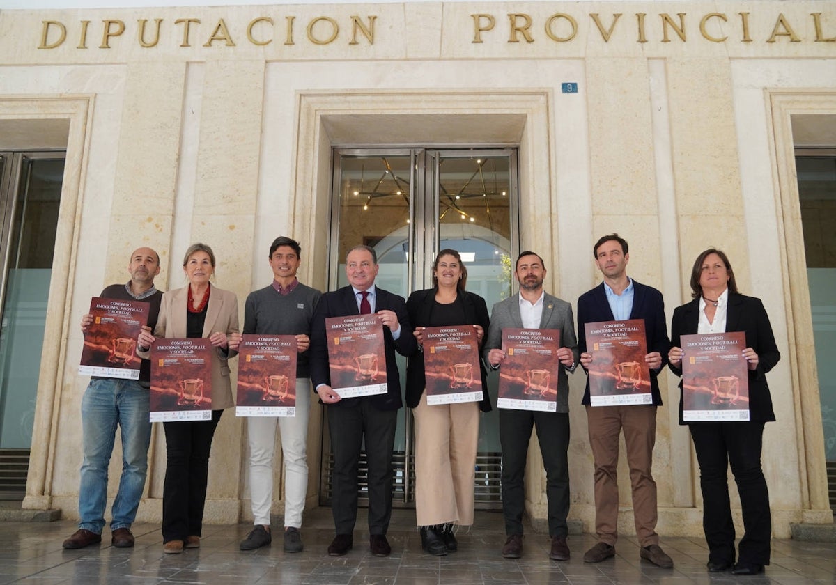 Autoridades con el cartel del congreso