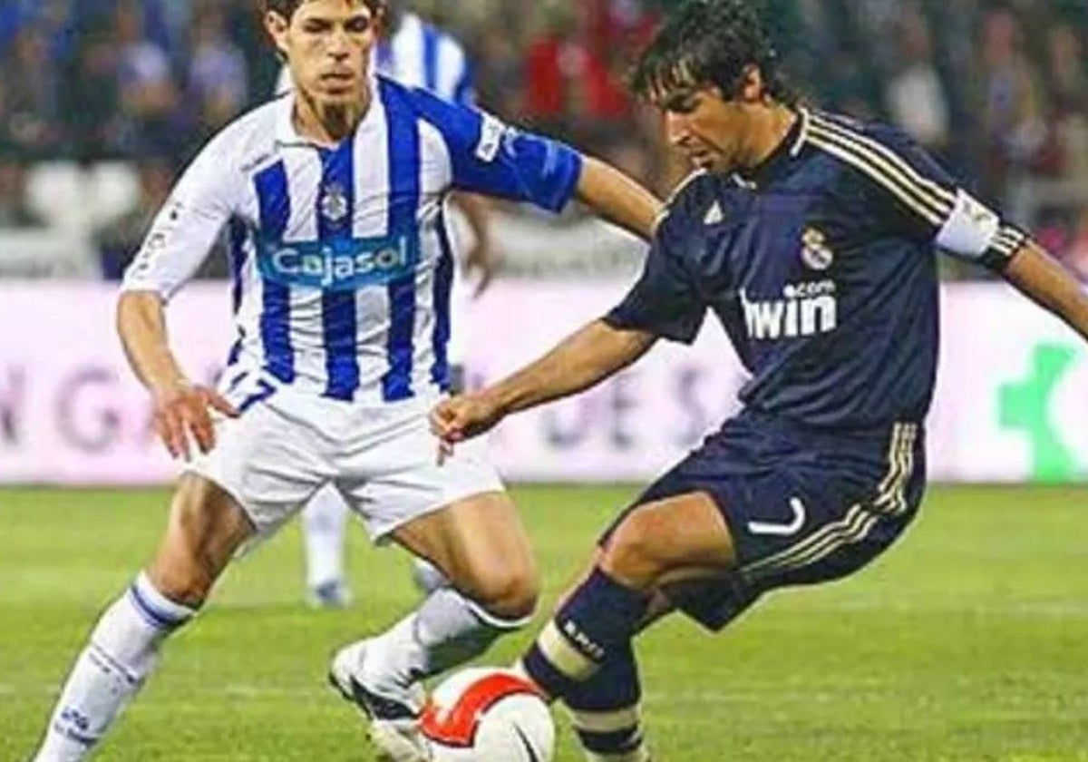 Raúl González presionado por Rafa Barber en el Recreativo-Real Madrid de la temporada 2007/08