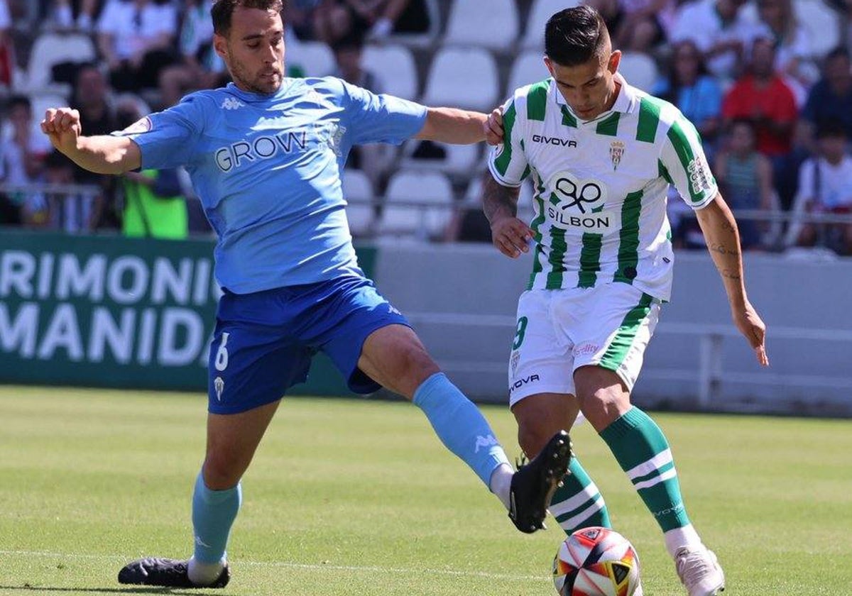 Un lance del Córdoba-Alcoyano disputado esta tarde en el estadio Nuevo Arcángel