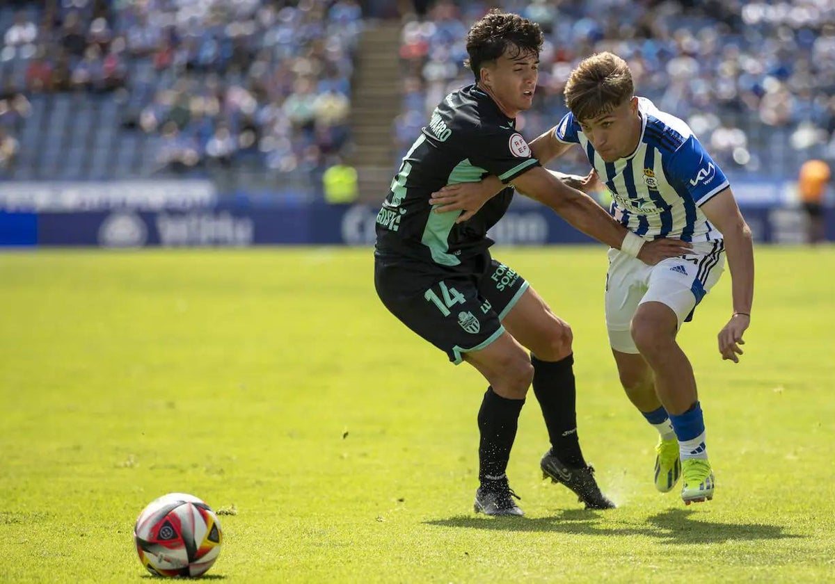 José Antonio de la Rosa presionado por un rival durante el Recreativo-Atlético Baleares