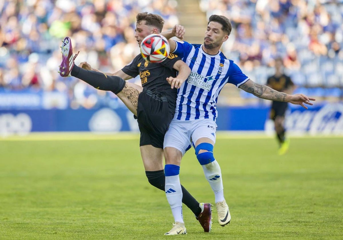 Caye Quintana en un lance del Recreativo-Real Madrid Castilla disputado en el Nuevo Colombino