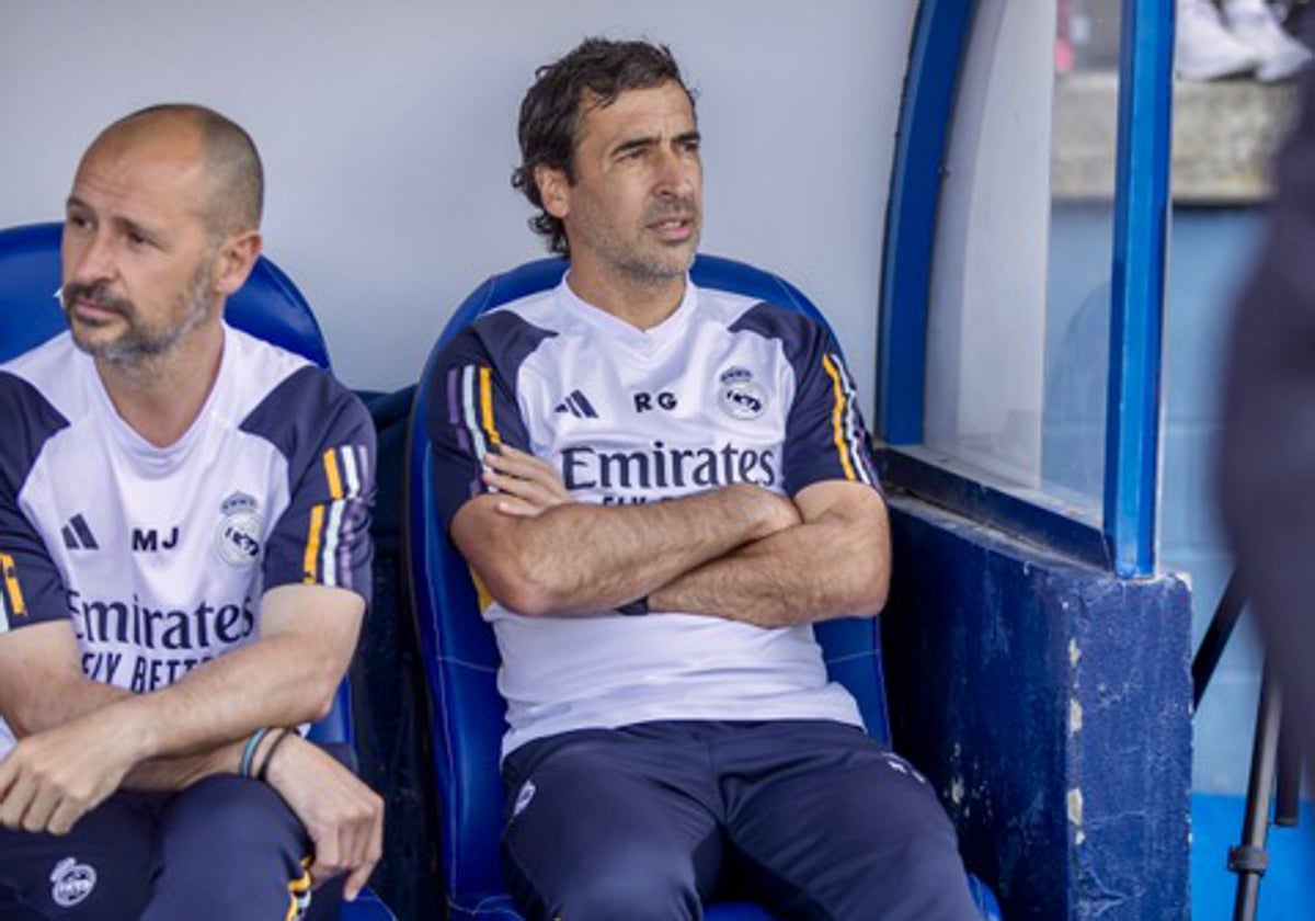 Raúl González, entrenador del Real Madrid Castilla, en el banquillo del Nuevo Colombino