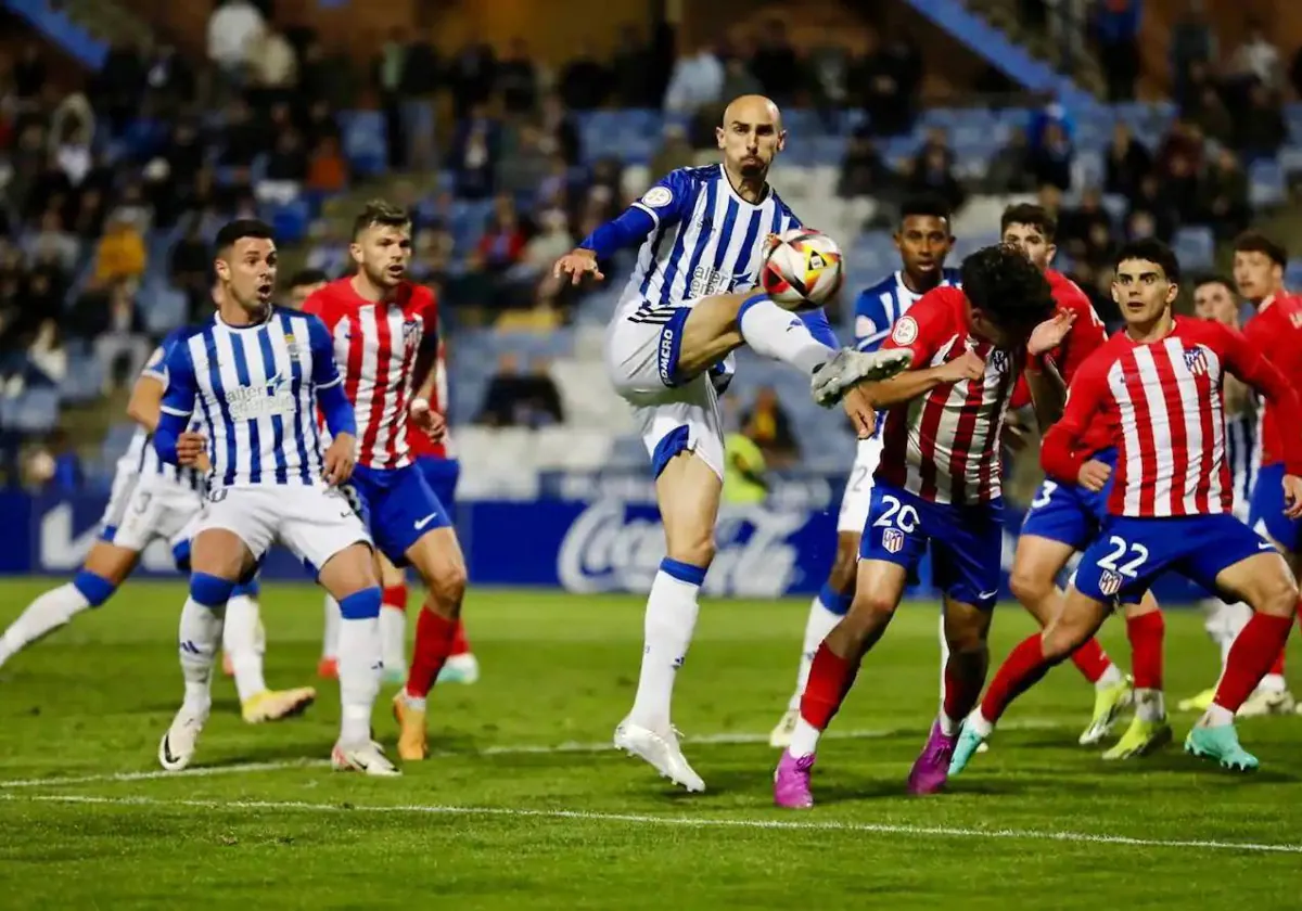 Gorka Iturraspe y Álvaro Bustos en un lance del Recreativo-Atlético de Madrid B en el Colombino