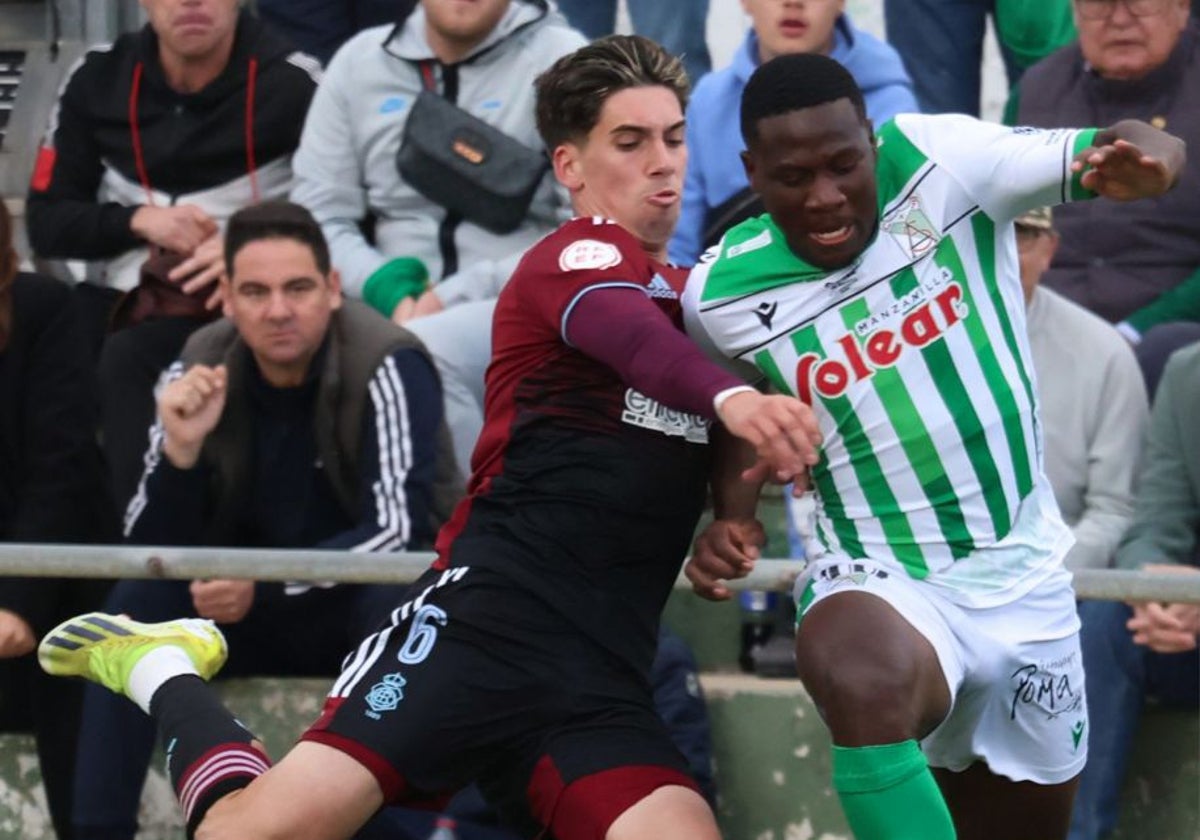 Alberto Trapero pugna con Mwepu por el balón