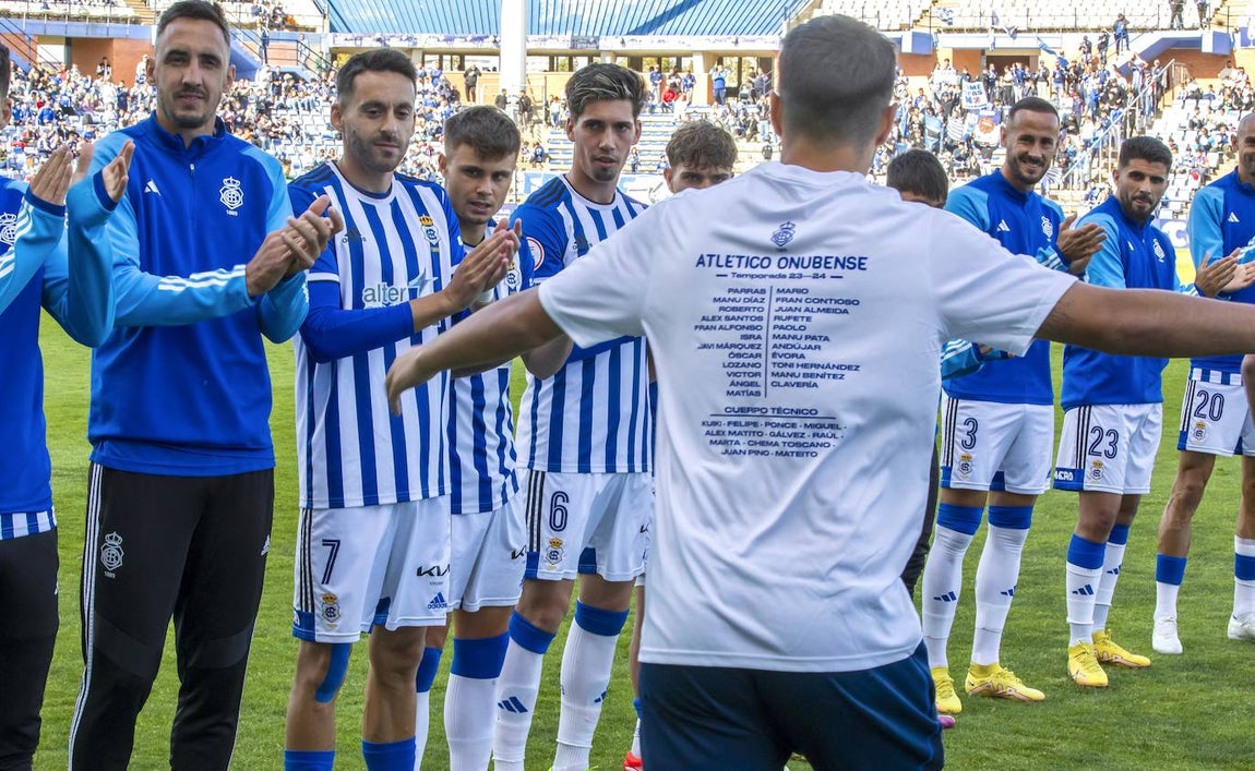 Galería de imágenes: del homenaje al Atlético Onubense a la indignación arbitral
