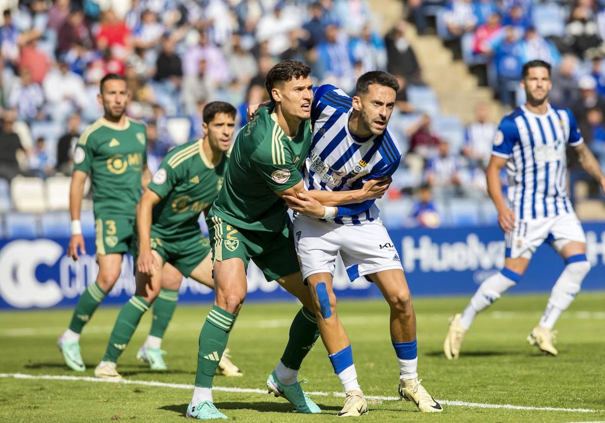 Iago Díaz defendido por un rival en un lance del Recreativo de Huelva-Linares