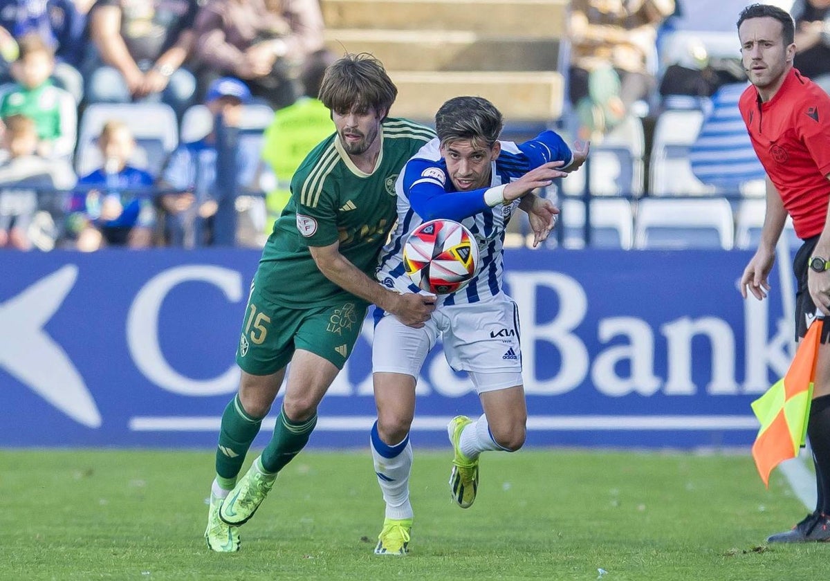 Alberto Trapero ante un jugador del Linares esta tarde en el Nuevo Colombino