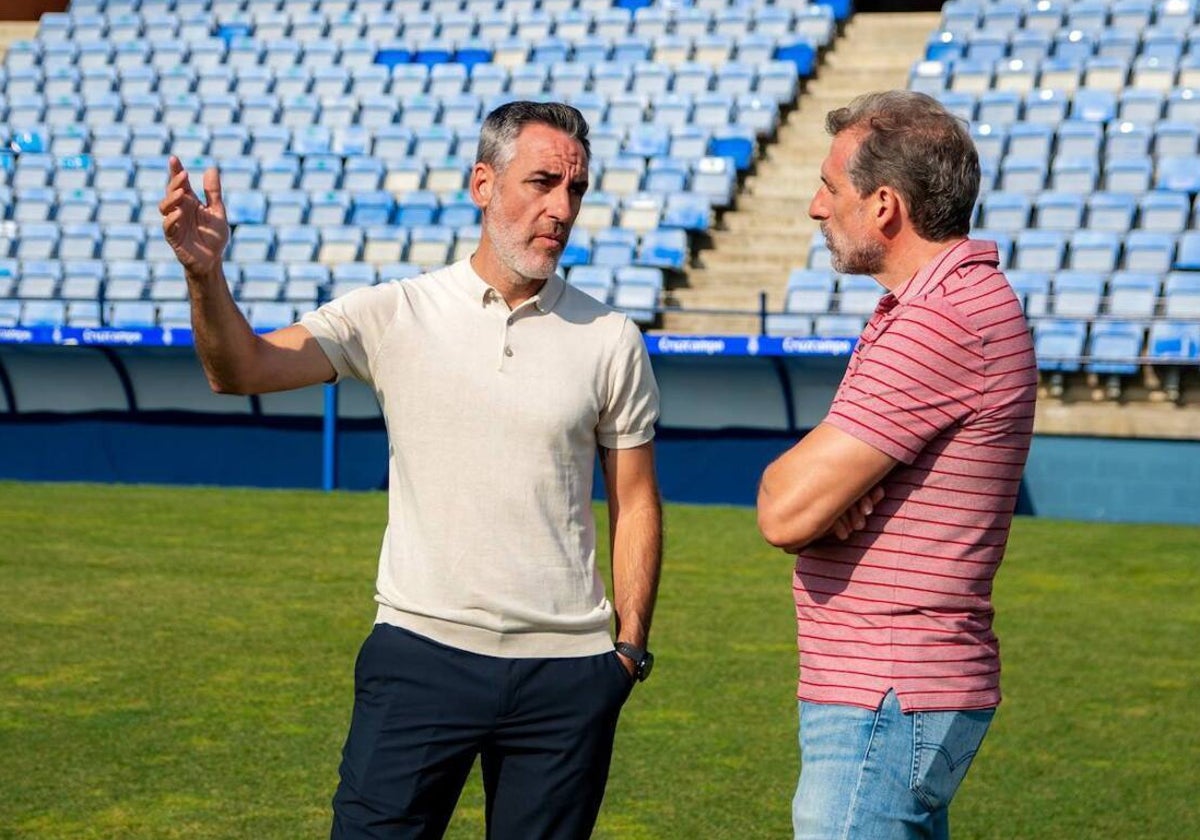 Abel Gómez dialogando con Óscar Arias en el césped del Nuevo Colombino