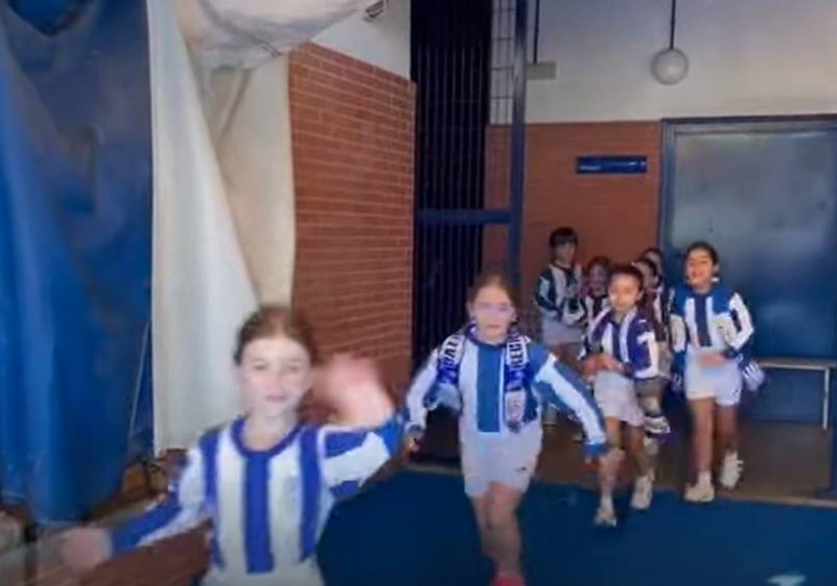 Alumnas del Cardena Spínola de Huelva, que ha cantado el himno del 125 aniversario del Recreativo