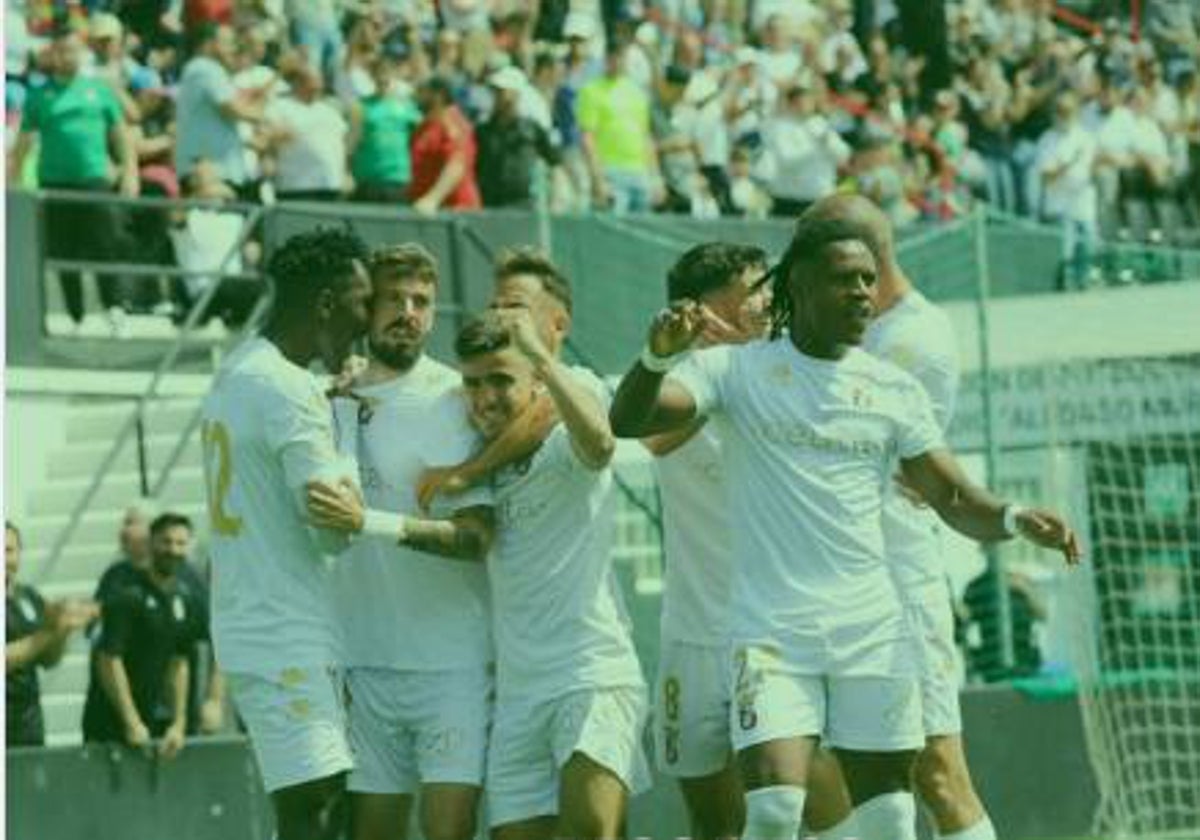 Los jugadores del conjunto ceutí celebran uno de los goles marcados ante el Antequera