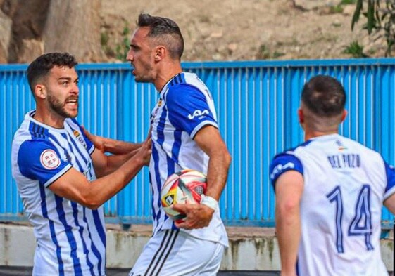 Alcalde, Caballero y  Del Pozo celebran uno de los goles de la victoria por 1-3 ante el Intercity