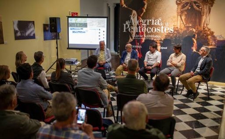 Imagen principal - Isabelo Ramírez y Narciso Rojas durante la charla del Recreativo de Huelva y la Virgen del Rocío celebrada este martes por la noche