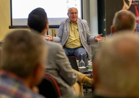 Imagen secundaria 1 - Isabelo Ramírez y Narciso Rojas durante la charla del Recreativo de Huelva y la Virgen del Rocío celebrada este martes por la noche