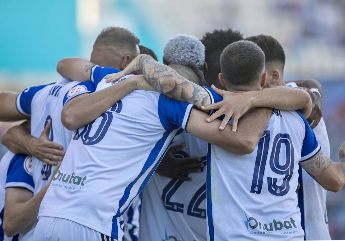 Los jugadores del Recreativo celebrando uno de sus tres goles contra el Algeciras
